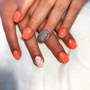 Manucure nail art orange